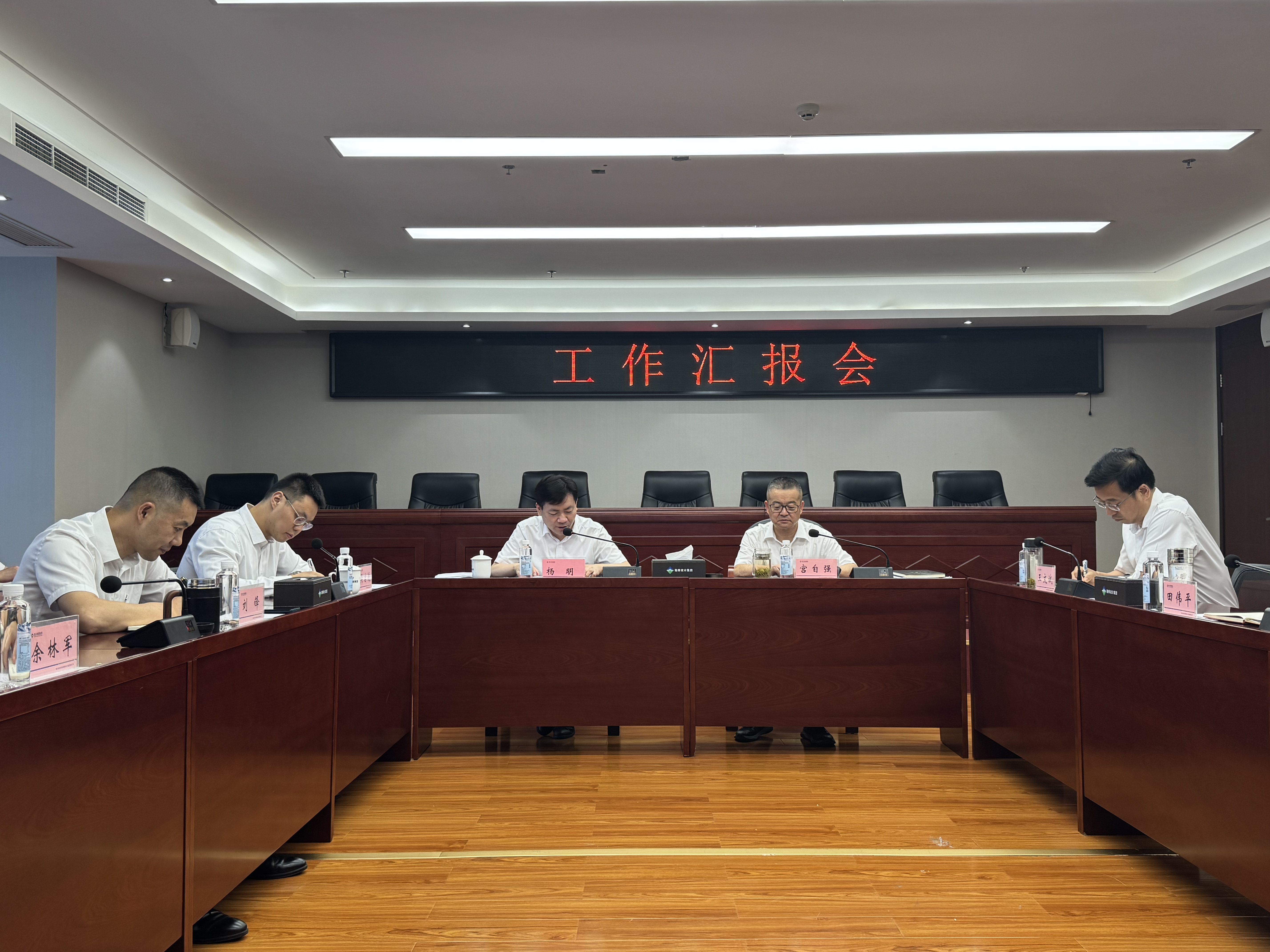 集團(tuán)領(lǐng)導(dǎo)赴勘察設(shè)計(jì)集團(tuán)調(diào)研并講授黨課
